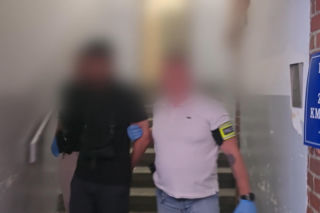Zasnęła na tylnym siedzeniu taksówki. Obudziła się w zaroślach z kierowcą!