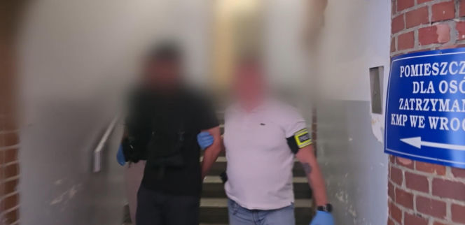Zasnęła na tylnym siedzeniu taksówki. Obudziła się w zaroślach z kierowcą!