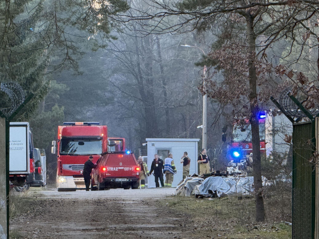 Płonie poligon pod Warszawą. Dym widać z daleka. "Ogień nie jest jeszcze opanowany"