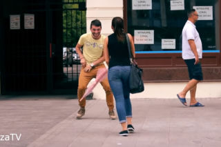 Popularny PRANKSTER na ulicach Łodzi. Śmiech, konsternacja, a nawet RĘKOCZYNY. Zobaczcie REAKCJE ŁODZIAN! [WIDEO]