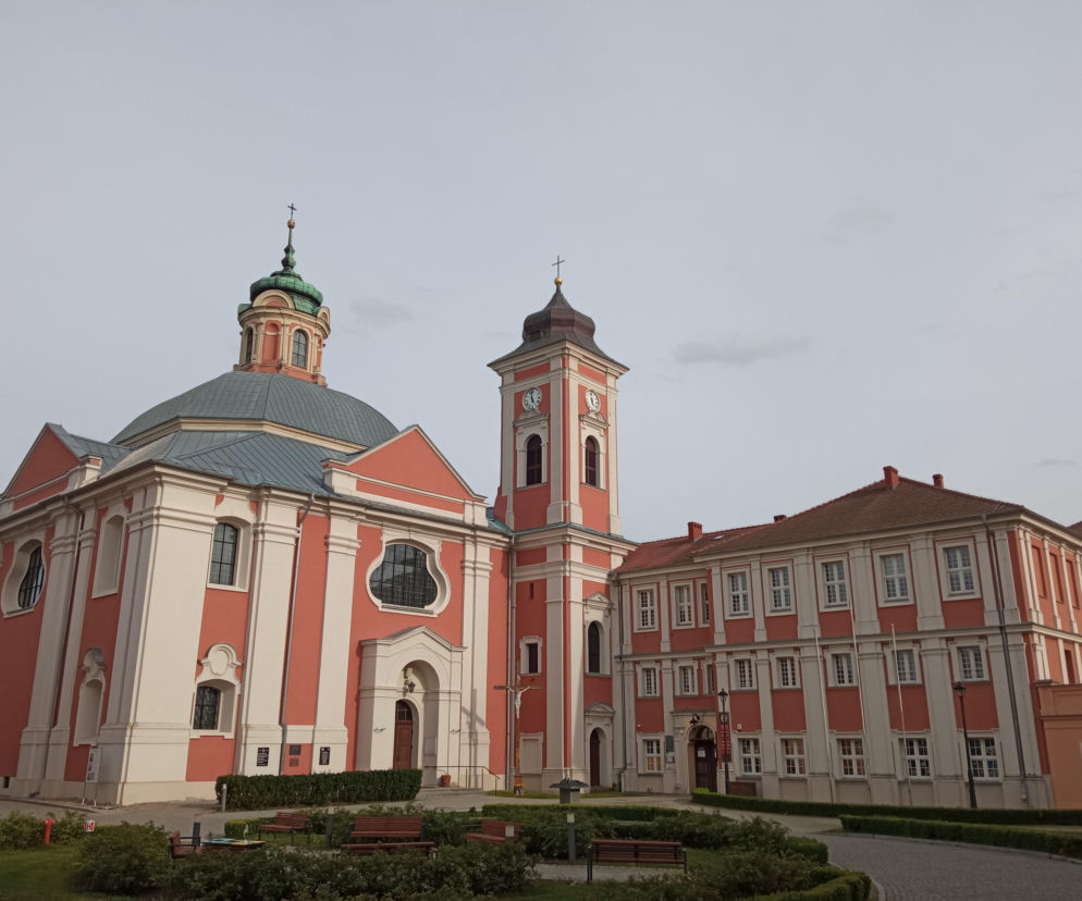 Nazwa tej wielkopolskiej wioski zmieniała się wielokrotnie. Dziś zabytki stoją tu jeden przy drugim