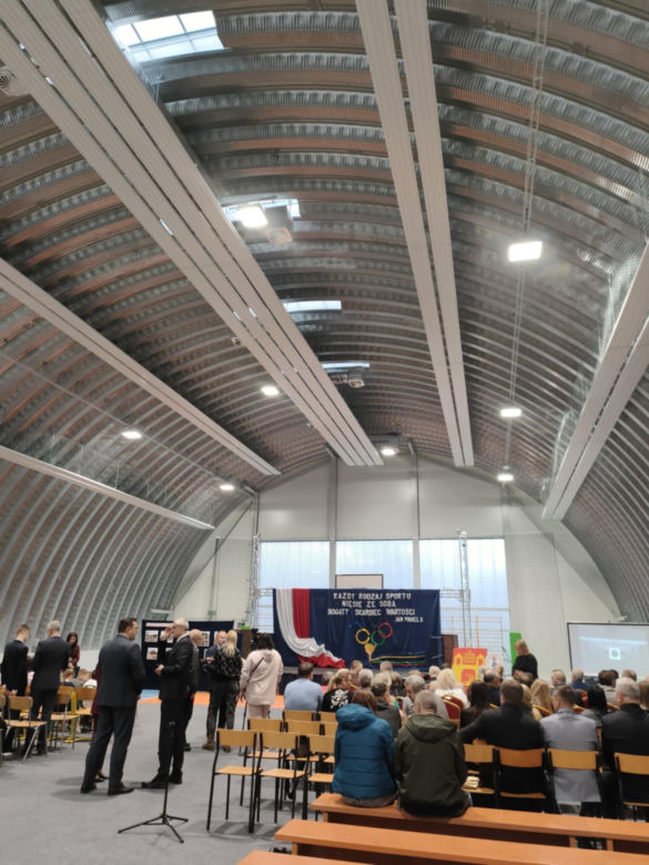 Dzieci z podstawówki w Pniewie mogą korzystać z nowej hali sportowej
