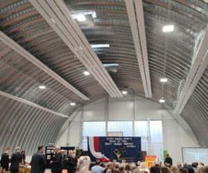 Dzieci z podstawówki w Pniewie mogą korzystać z nowej hali sportowej