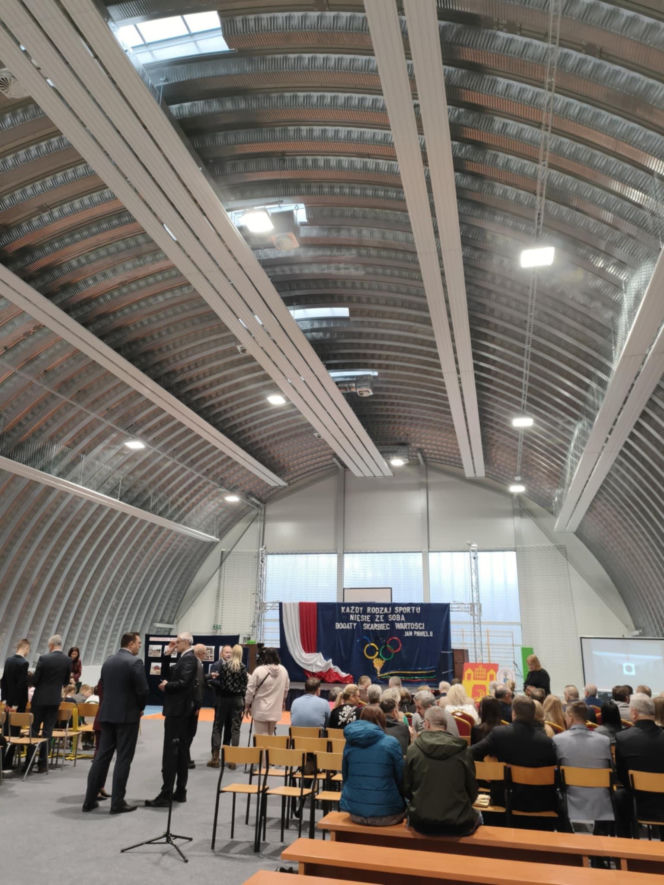 Dzieci z podstawówki w Pniewie mogą korzystać z nowej hali sportowej