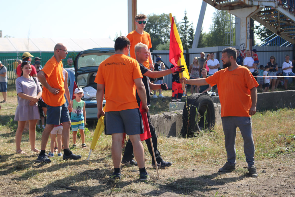 Charytatywny Wrak Race. Andrzej z Plutycz i Adam Kraśko zbierali pieniądze dla chorej Dominiki