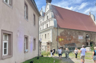 Zabytkowa obora na Zamku Sarny ma stać się salą restauracyjną. Projekt: IS Architekci