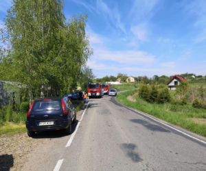 Na przejeździe kolejowym w Szalowej samochód wpadł pod drezynę