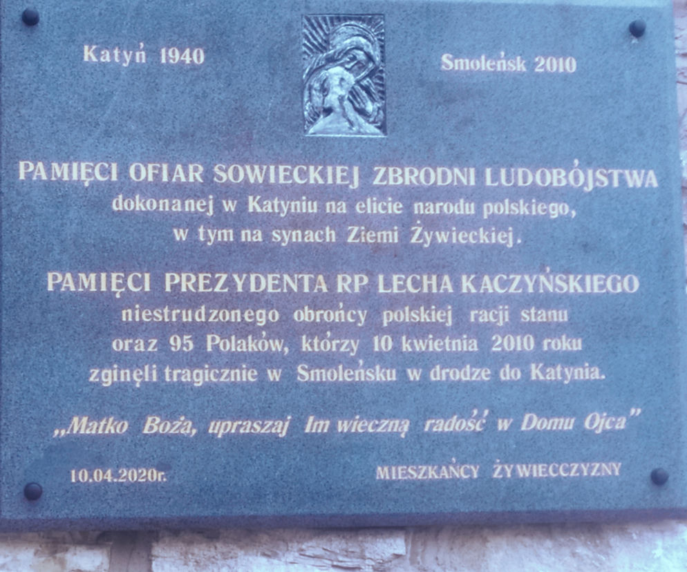 tablica Smoleńska na zabytkowej dzwonnicy w Żywcu