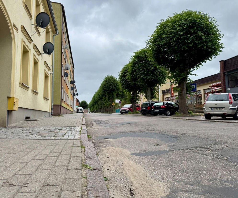 Zniszczona nawierzchnia ulicy Piwnej w Połczynie-Zdroju przed remontem. O inwestycji przeczytasz na Eska Szczecinek.