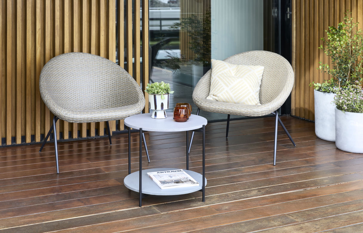 Mały balkon w bloku lub kamienicy w stylu organicznego minimalizmu