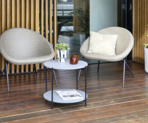 Mały balkon w bloku lub kamienicy w stylu organicznego minimalizmu