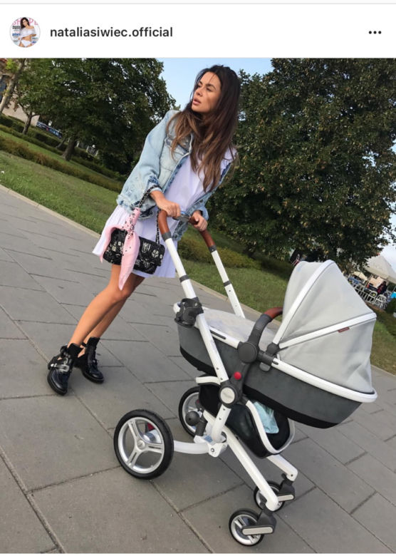 NATALIA SIWIEC NA SPACERZE Z CÓRKĄ