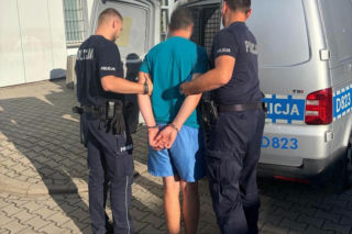 Horror na stacji paliw w Rykach. Pijany 22-latek potrącił młodego mężczyznę