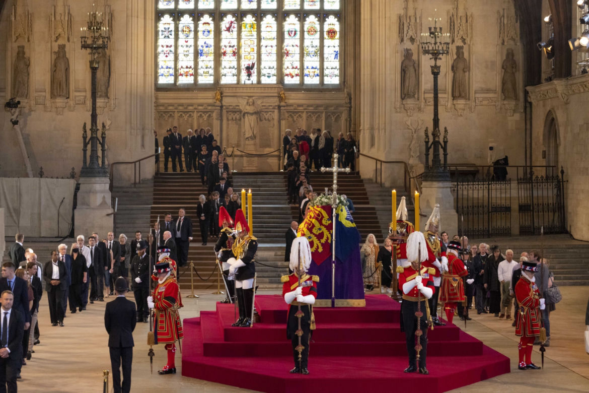 Trumna z ciałem Elżbiety II w drodze do Pałacu Westminsterskiego