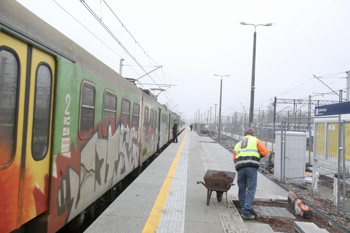 Dojście do nowej stacji przez błoto i plac budowy. PKP Warszawa Grochów jak tor przeszkód 