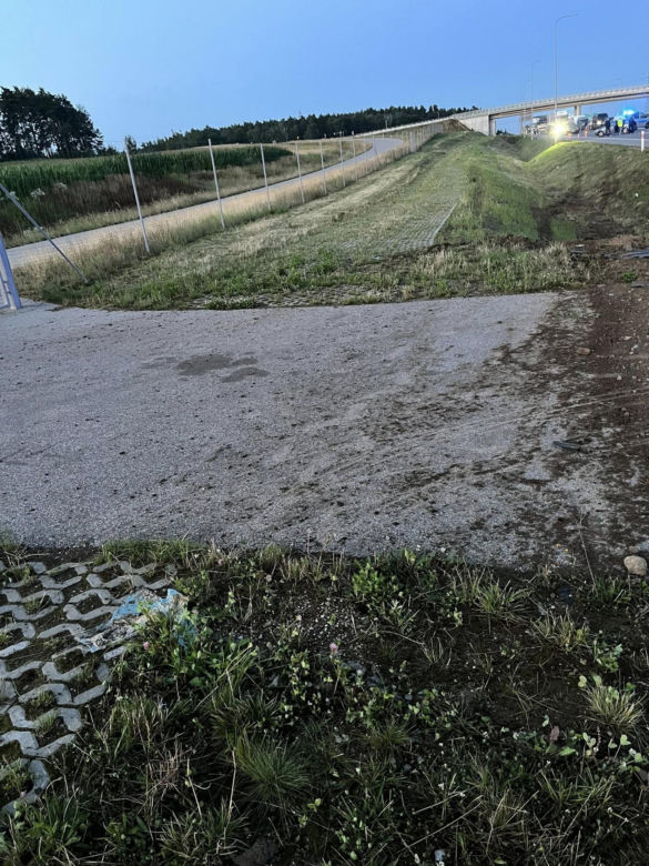 Poważny wypadek pod Łomżą. Bus wypadł z drogi. Wielu poszkodowanych