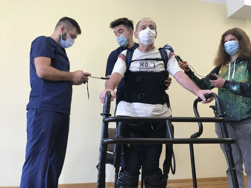 Jak działa egzoszkielet? Lubelski szpital pochwalił się nowoczesnym sprzętem 