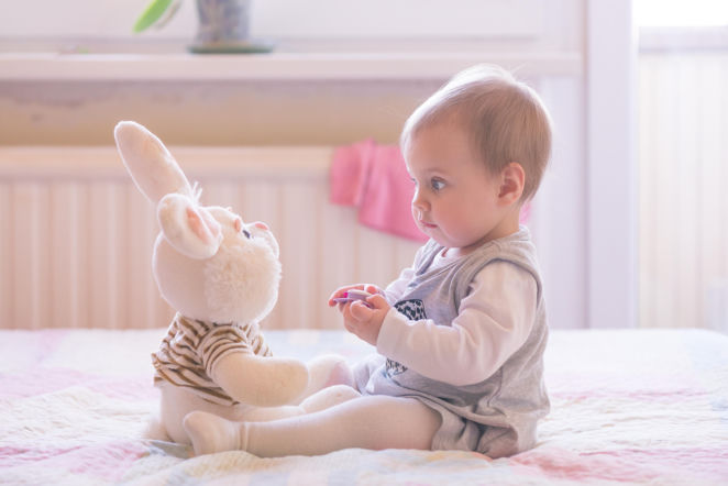 Jasne włosy u malucha mogą z czasem ściemnieć. Skąd biorą się te zmiany?