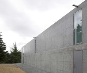 Ascetyczna architektura i wielkoformatowe okna surowej japońskiej rezydencji z betonu M Residence