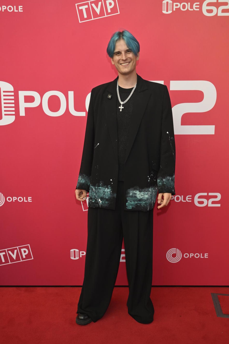 Konferencja prasowa 62. edycji Krajowego Festiwalu Polskiej Piosenki w Opolu. Tłum gwiazd na czerwonym dywanie