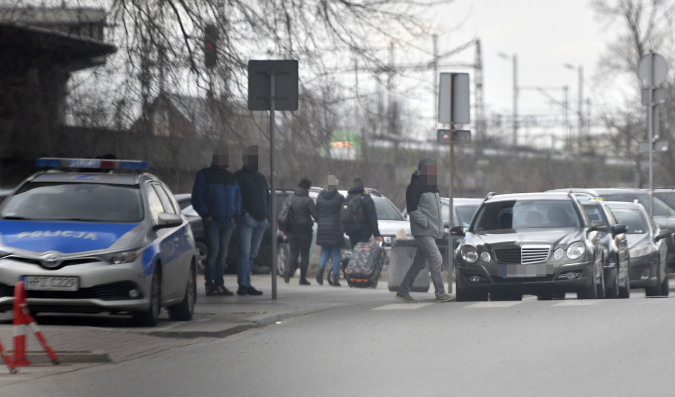 Pseudotaksówkarze żerują na uchodźcach! 50 zł za wejście, 40 zł za kilometr