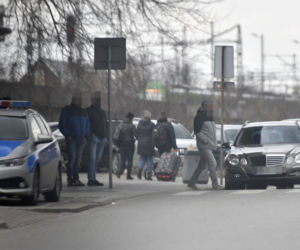 Pseudotaksówkarze żerują na uchodźcach! 50 zł za wejście, 40 zł za kilometr