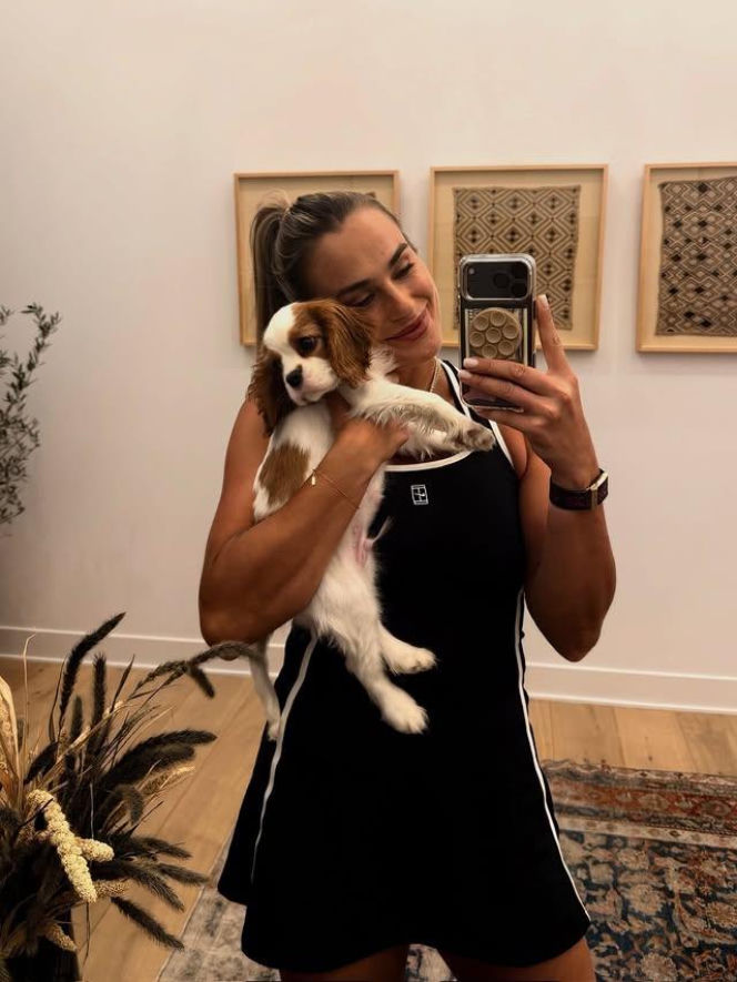 Aryna Sabalenka z partnerem i pieskiem Ash
