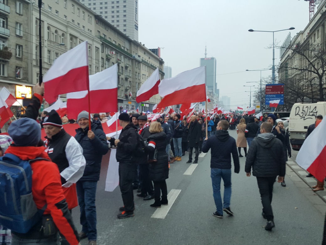 Biało-czerwony marsz na ulicach Warszawy