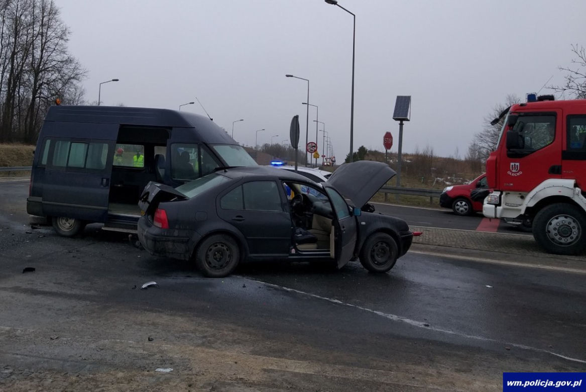 Wypadek na obwodnicy Olecka. Zderzyły się dwa samochody osobowe