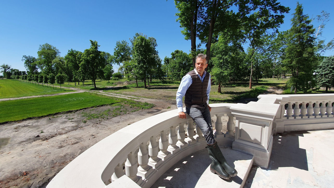 Właściciel pałacu w Guzowie, Michał Sobański na tarasie - 2021 r.