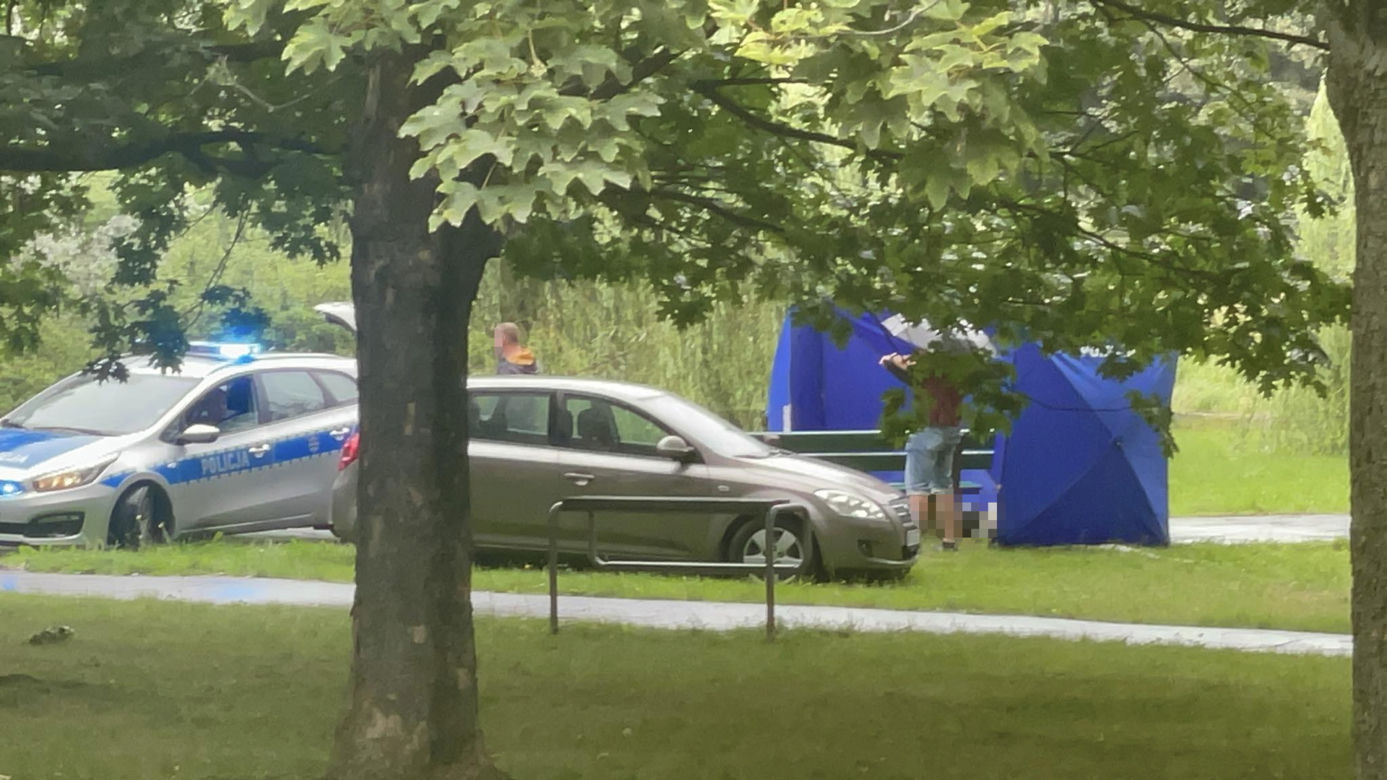 Leżał na ławce bez oznak życia. Ratunek przyszedł za późno