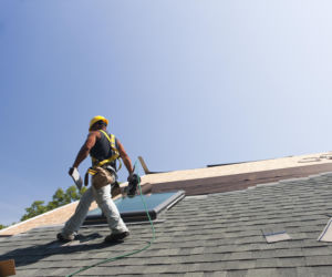 Montaż okien połaciowych: więźba, łatowanie, kołnierz uszczelniający