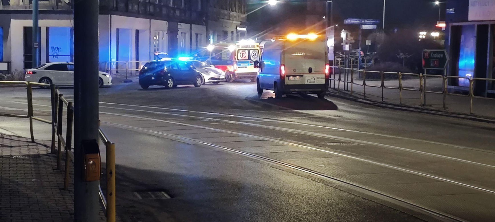 Groźny wypadek w Bytomiu. Po policyjnym pościgu samochód rozbił się o barierki i spłonął
