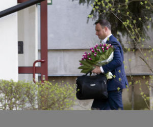 na 44. urodziny kupił żonie magnolie i tulipany