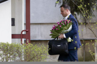 na 44. urodziny kupił żonie magnolie i tulipany