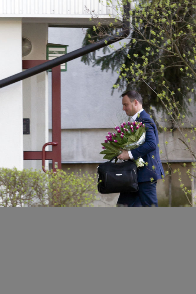 na 44. urodziny kupił żonie magnolie i tulipany