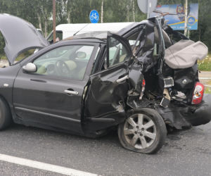 Bus wbił się w tył osobówki. Jedna osoba w szpitalu.