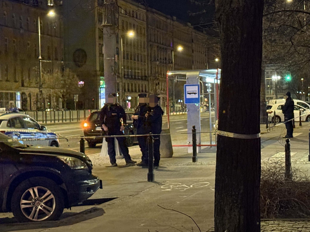 Krwawy atak nożownika w centrum Warszawy. Ofiara walczy o życie, sprawca na wolności
