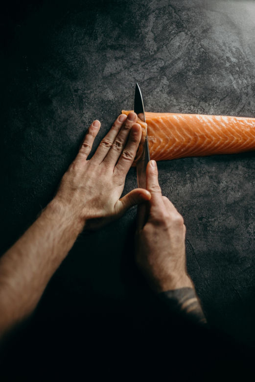 Klasyczne sushi przygotowuje się na bazie surowej ryby