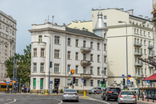 Zadziwiała rozmachem trzech pięter. Z wieżyczką, w kostiumie z detali. Kamienica Judy Wielburskiego