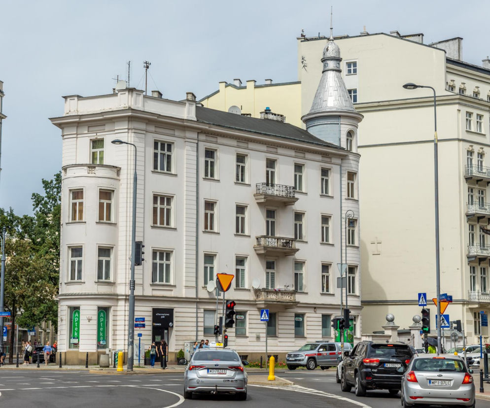 Trzypiętrowa narożna kamienica Judy Wielburskiego z wieżyczką w Warszawie. Historię domu poznasz w serwisie Architektura.
