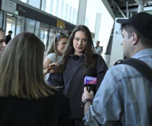 Alicja Szemplińska z fanami na lotnisku przed Eurowizją 2026