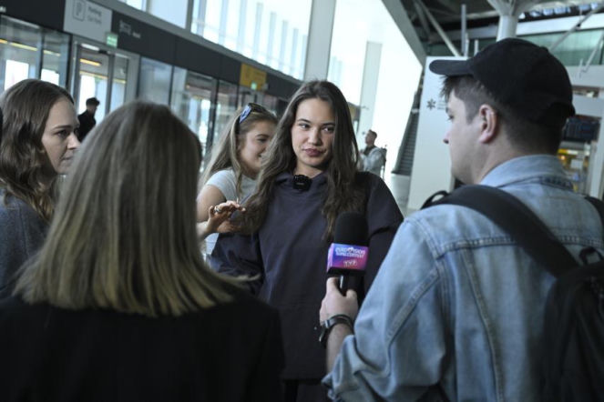 Alicja Szemplińska z fanami na lotnisku przed Eurowizją 2026