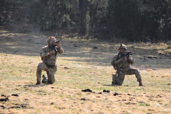 Brytyjscy żołnierze, ćwiczenia na poligonie