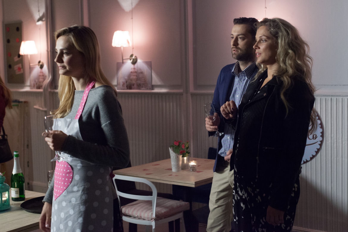 Przyjaciółki 5 sezon odc. 56. Inga (Małgorzata Socha), Szymon (Filip Bobek), Patrycja (Joanna Liszowska)