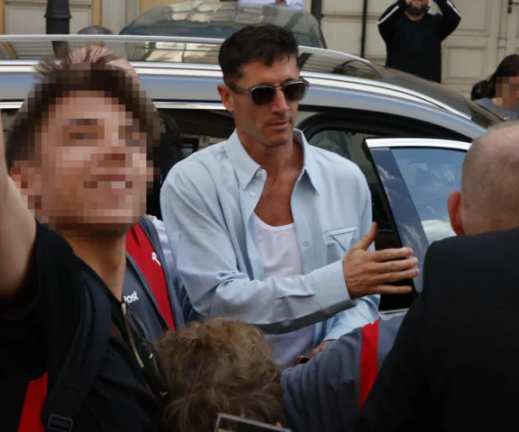 Robert Lewandowski przyjechał na kadrę. Tłum oszalał! Dantejskie sceny przed hotelem [ZDJĘCIA]