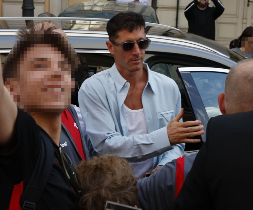 Robert Lewandowski we Wrocławiu. Przed hotelem czekały setki fanów
