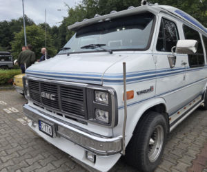 Prawdziwe motoryzacyjne perełki pod Torbydem! Bydgoskie Klasyki Nocą znów zachwyciły