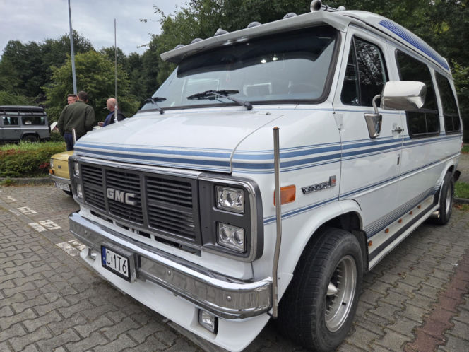 Prawdziwe motoryzacyjne perełki pod Torbydem! Bydgoskie Klasyki Nocą znów zachwyciły