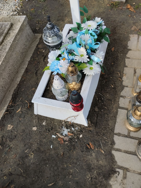 Grób dziecka znalezionego w sortowni śmieci w Zabrzu